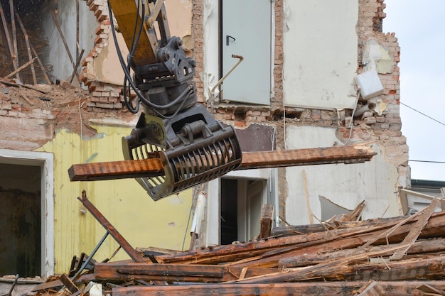 Acasă 36 Diferențele dintre demolarea manuală și cea mecanizată